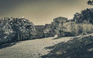 oude tulum ruïnes Maya site tempel piramides artefacten zeegezicht mexico. foto