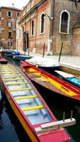 kleurrijk botenvervoer met oud gebouw foto