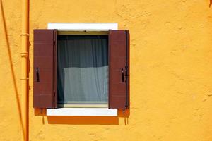 bruin raam in burano op oranje kleur muur foto