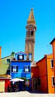 burano kerk en kleurrijk huis foto