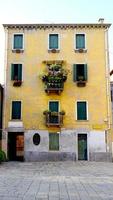 oude gele kleur gebouw voorgevel in Venetië, Italië foto
