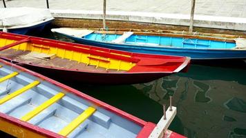 kleurrijke boten in het kanaal van Venetië foto