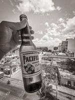 playa del carmen quintana roo mexico 2022 pacifico bierfles stadsgezicht caraïbisch strand panorama playa del carmen. foto