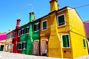 kleurrijke huizen die architectuur bouwen op het eiland burano foto