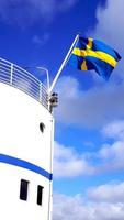 schip en zweedse vlag in stockholm foto