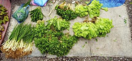 gemengde groenten op lokale versmarkt foto