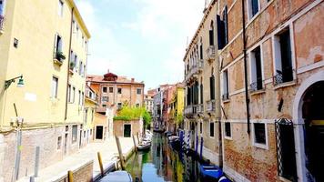 kanaal en boten met oude architectuur Venetië foto
