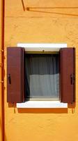 venster op oranje muur foto