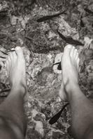 vissen bijten voeten in het water cenote tajma ha mexico. foto