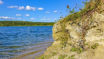 mooie steengroeve meer baggervijver meer blauw turkoois water duitsland. foto