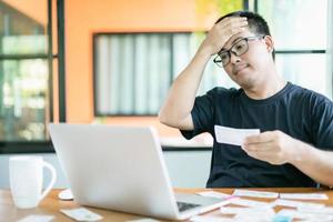 zich niet goed voelen over het concept van de loterij van de overheid, Thaise mensen die het resultaat van de loterij van de Thaise overheid op laptop controleren en kappen mislukken of verdrietig foto