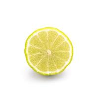 plakje Thaise bergamot geïsoleerd op een witte achtergrond. voedsel en gezondheidszorgconcept foto