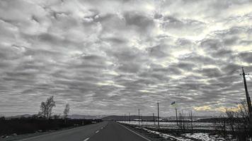 blauwe lucht met wolken. weg, vertrek uit de bezette gebieden. oorlog in Oekraïne. ontsnappen aan de agressor. foto