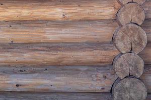 divers houten oppervlak. de muren van de huizen zijn van hout. borden voor achtergrond en constructie foto