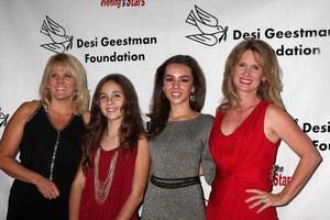 los angeles, 9 okt. haley pullos, lexi ainsworth en hun moeders arriveren op de avond met de sterren 2010 benefiet voor de desi geestman foundation bij boerenmarkttheater op 9 oktober 2010 foto