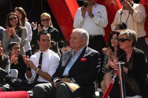 los angeles, 22 februari - justin theroux, john aniston bij de jennifer aniston hollywood walk of fame ster ceremonie in de w hollywood op 22 februari 2012 in los angeles, ca foto