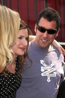 los angeles, 22 februari - kathryn hahn, adam sandler bij de jennifer aniston hollywood walk of fame ster ceremonie in de w hollywood op 22 februari 2012 in los angeles, ca foto