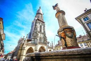 bern kathedraal, of berner munster, met mozes fontein, gelegen in het centrum van bern city, zwitserland foto