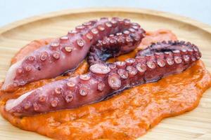 octopus met romescosaus foto