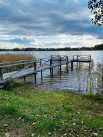 houten pier aan het meer foto