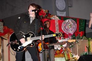 los angeles, 20 nov - drake bell bij het hollywood and highland tree lighting concert 2010 in hollywood and highland centre cour op 20 november 2010 in los angeles, ca. foto