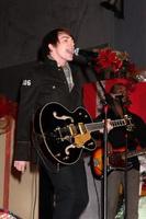 los angeles, 20 nov - drake bell bij het hollywood and highland tree lighting concert 2010 in hollywood and highland centre cour op 20 november 2010 in los angeles, ca. foto