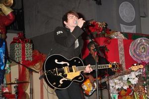 los angeles, 20 nov - drake bell bij het hollywood and highland tree lighting concert 2010 in hollywood and highland centre cour op 20 november 2010 in los angeles, ca. foto