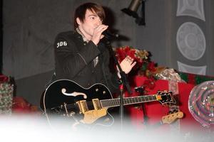 los angeles, 20 nov - drake bell bij het hollywood and highland tree lighting concert 2010 in hollywood and highland centre cour op 20 november 2010 in los angeles, ca. foto