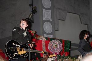 los angeles, 20 nov - drake bell bij het hollywood and highland tree lighting concert 2010 in hollywood and highland centre cour op 20 november 2010 in los angeles, ca. foto