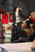 los angeles, 20 nov - mitchel musso bij het hollywood and highland tree lighting concert 2010 in hollywood and highland centre cour op 20 november 2010 in los angeles, ca foto