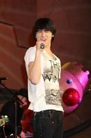 los angeles, 20 nov - mitchel musso bij het hollywood and highland tree lighting concert 2010 in hollywood and highland centre cour op 20 november 2010 in los angeles, ca foto