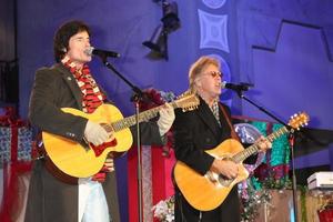 los angeles, 20 nov - ronn moss, peter beckett, speler bij het hollywood and highland tree lighting concert 2010 in hollywood and highland centre cour op 20 november 2010 in los angeles, ca foto