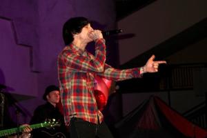 los angeles, 20 nov - mitchel musso bij het hollywood en highland tree lighting concert 2010 repetities in hollywood en highland centre cour op 20 november 2010 in los angeles, ca foto