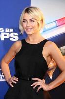 los angeles, 7 aug - julianne hough bij de première van let s be cops in de arclight hollywood theaters op 7 augustus 2014 in los angeles, ca foto