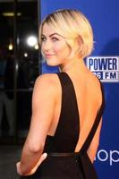 los angeles, 7 aug - julianne hough bij de première van let s be cops in de arclight hollywood theaters op 7 augustus 2014 in los angeles, ca foto