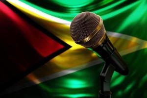 microfoon op de achtergrond van de nationale vlag van Guyana, realistische 3d illustratie. muziekprijs, karaoke, radio en geluidsapparatuur voor opnamestudio's foto