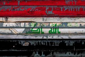 de nationale vlag van irak is geschilderd op ongelijke planken. land symbool. foto