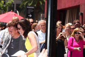 los angeles, 16 juli - frankie muniz, jane kaczmarek bij de hollywood walk of fame ster ceremonie voor bryan cranston in het redbury hotel op 16 juli 2013 in los angeles, ca foto