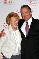 los angeles, 26 maart - jeanne cooper, eric braeden woont de 40e verjaardag van de jongeren en de rusteloze viering bij in de cbs tv-stad op 26 maart 2013 in los angeles, ca foto