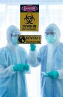covid-19, corona virus uitbraak quarantaine epidemie verspreid social distancing concept. vervagen Aziatische artsen dragen ppe-pakhandschoen en gezichtsmasker met corona- of covid-19-vaccin achter gevaarteken foto