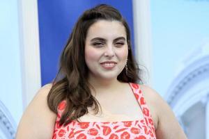 los angeles 1 sep - beanie feldstein bij afzetting - american crime story rode loper in pacific design center op 1 september 2021 in los angeles, ca foto