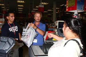 los angeles, 3 juli - david spade clerks bij k-mart om mars van dubbeltjes te ondersteunen en de film voor volwassenen 2 te promoten op de k-mart op 3 juli 2013 in los angeles, ca foto