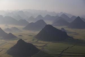 geel koolzaadbloemveld in luoping, china foto