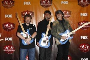 los angeles 5 dec - jeff cook, teddy adel, randy owen van alabama in de perskamer van de amerikaanse country awards 2011 in mgm grand garden arena op 5 december 2011 in las vegas, nv foto