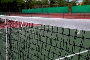 tennisbal in net bij tennis foto