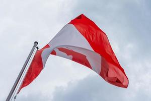 Canadese vlag wappert in de wind foto