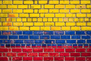 Colombiaanse vlag op een grunge baksteen achtergrond. foto