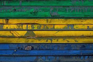 de nationale vlag van gabon is geschilderd op ongelijke planken. land symbool. foto