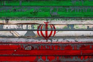 de nationale vlag van iran is geschilderd op ongelijke planken. land symbool. foto