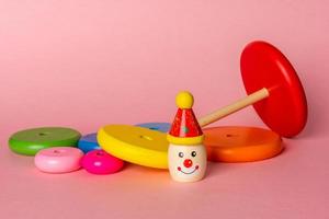 ringstapelaar kinderspeelgoed op gekleurde achtergrond foto
